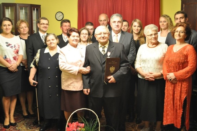 Jubilaci w otoczeniu rodziny i urzędników. Wychowali trójkę dzieci, doczekali się szóstki wnuków i jednego prawnuka