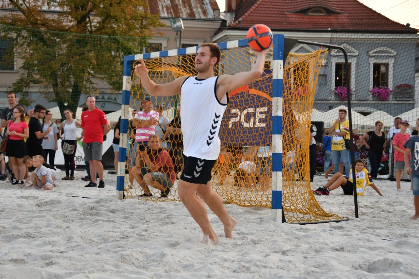 Piłkarze ręczni PGE VIVE Kielce grali na plaży na kieleckim Rynku. W piłkę ręczną i nożną [VIDEO, ZDJĘCIA]