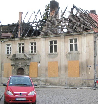 W budynku, który spłonął, wyremontowane zostaną ostatnia kondygnacja i dach.