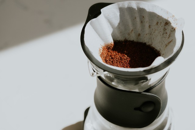 Uwielbiasz pić rano czarną kawę i życie w duchu zero waste. Nie wyrzucaj więc fusów z kawy do kosza. Zobacz, do czego mogą się przydać fusy z kawy w domu.