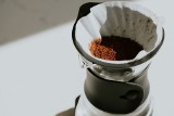 Nie wyrzucaj fusów z kawy do kosza. Poznaj genialne domowe triki z kawą w roli głównej. Sprawdź, jak można wykorzystać kawę w domu