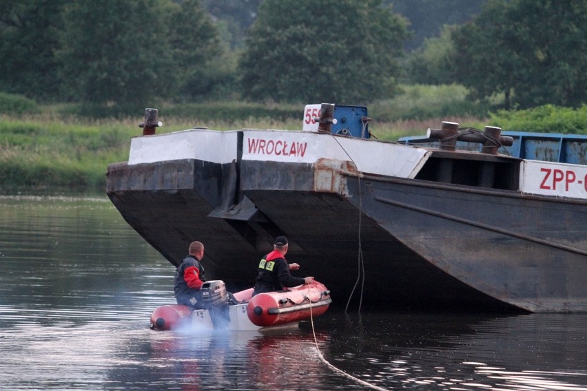 Wrocław: Trzy barki odczepione z cumy przy moście Milenijnym. Ktoś je odpiął? (FOTO)