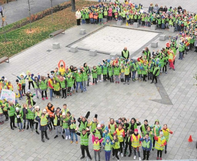 Na Rynku uczniowie utworzyli żywą cyfrę 2