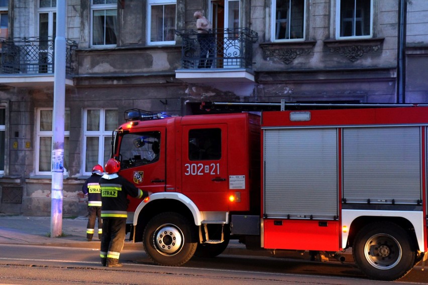 Interwencja straży pożarnej na Sienkiewicza. Mężczyzna siedział na balustradzie balkonu [ZDJĘCIA]