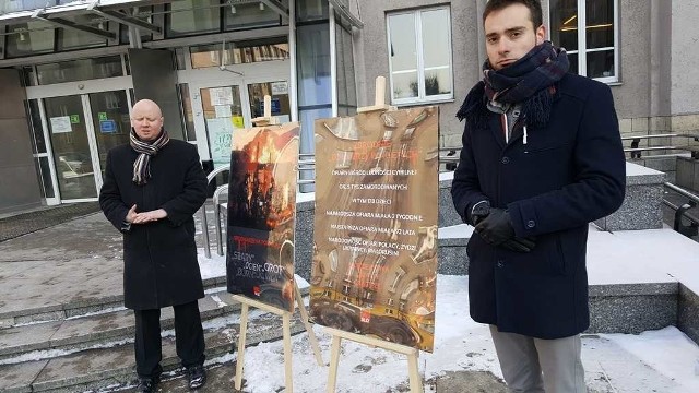 Sosnowiec, 1 lutego 2018 r.: Lewica zapaliła znicze, by upamiętnić ofiary żołnierzy wyklętych