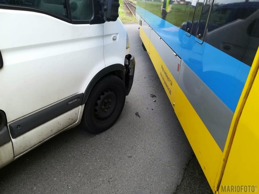 Wypadek w Kotorzu Małym. W środę na przejeździe kolejowym samochód dostawczy zderzył się z szynobusem