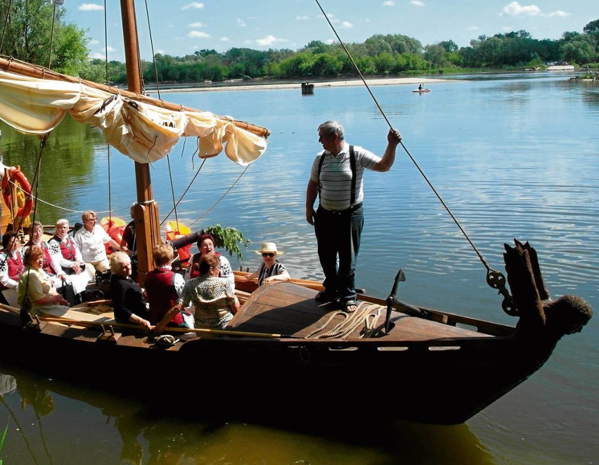 Jedna z łodzi, która płynie na festiwal Loary w Orleanie