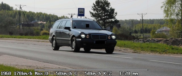 Kierowca tego auta to jeden z niechlubnych rekordzistów tego sezonu. Przekroczył dozwoloną prędkość o 120 km/h. Strażnicy z Manowa dali mu 500-złotowy mandat i 10 punktów karnych. 