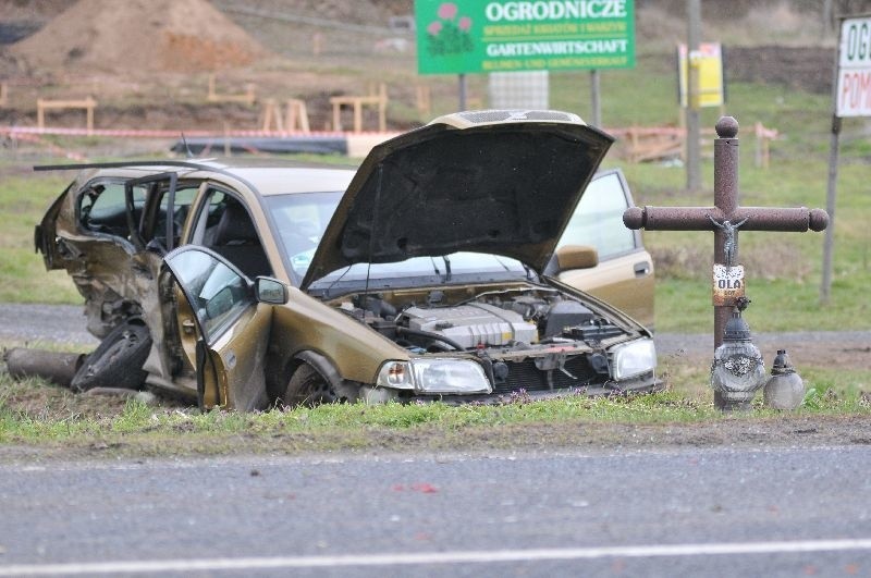 Wypadek w Dąbroszynie. Zderzyły się fiat i volvo (zdjęcia)