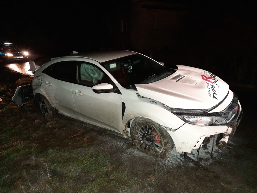 Wypadek Hondy Civic Type R na ul. Obronnej w Przemyślu. Kierowca uciekł [ZDJĘCIA]