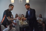 Młode siatkarki i siatkarze z Ukrainy przyjechali na Śląsk. Mieszkają w Jastrzębiu. Trenują z MUKS Sari Żory i Akademią Talentów JW
