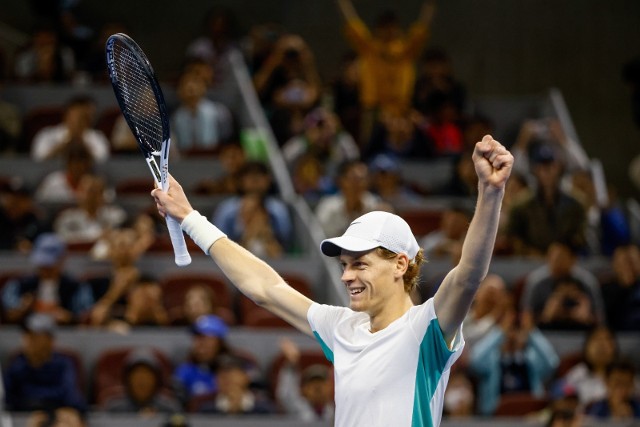 Jannik Sinner świętuje triumf w finale turnieju ATP w Pekinie.