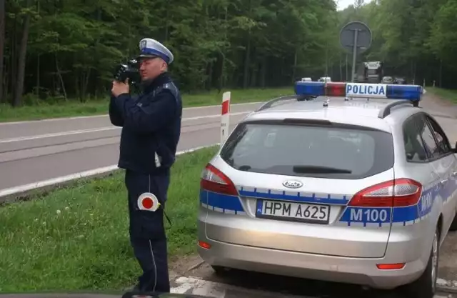 Policjanci kontrolowali krajową ósemkę.