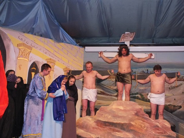 Ukrzyżowanie Jezusa na scenie kałkowskiego teatru amatorskiego