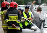 Wrocław: Wypadek za mostem Milenijnym. Kierowca dziwnie się zachowywał, został skuty w kajdanki (ZDJĘCIA)