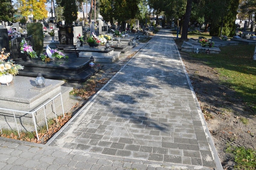 Rozpoczyna się remont i modernizacja alejek na cmentarzu komunalnym w Stalowej Woli. Zobacz zdjęcia i film