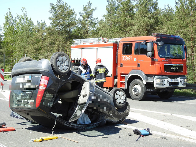 Wasilków. Wypadek w Świętej Wodzie. Na DK 19 zderzyły się dwa pojazdy. Jeden z nich dachował [ZDJĘCIA]