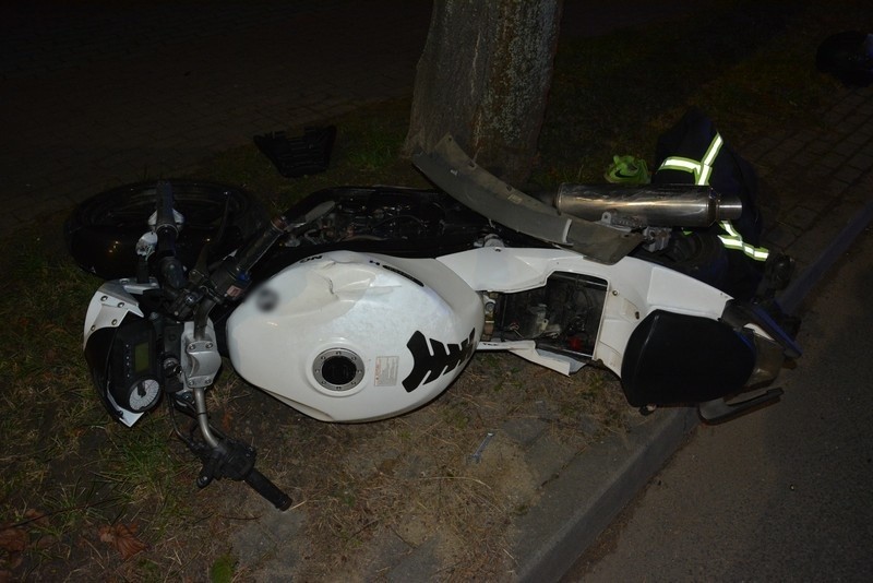 17-letni motocyklista zderzył się z fiatem w Krośnie. Poważnie ranny, trafił do szpitala [ZDJĘCIA]