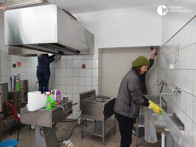 Pracownicy TPN sami przygotowali ośrodek na przyjęcie gości z Ukrainy - sprzątali,, malowali, meblowali