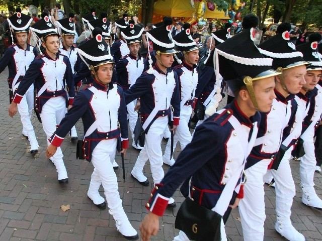 Uczniowie ze szkół w Starachowicach defilowali w historycznych strojach fizylierów z czasów Księstwa Warszawskiego.