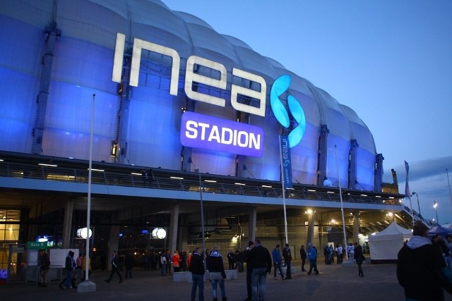 INEA Stadion: Zaświecili 10-tonowy napisu na elewacji