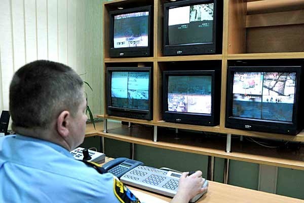 Miejskie centrum monitoringu mieści się w Komendzie Miejskiej Policji w Przemyślu. Obraz z kamer przez całą dobę śledzi oficer dyżurny oraz strażnik miejski.