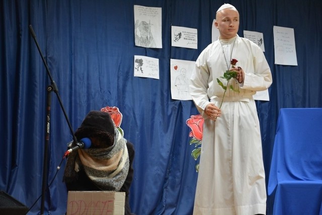 Rolę papieża Jana Pawła II zagrał uczeń, łudząco podobny do „naszego” Ojca Świętego