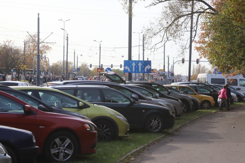 Wszystkich Świętych w Łodzi. Tłumy mieszkańców miasta na cmentarzu Zarzew [ZDJĘCIA]