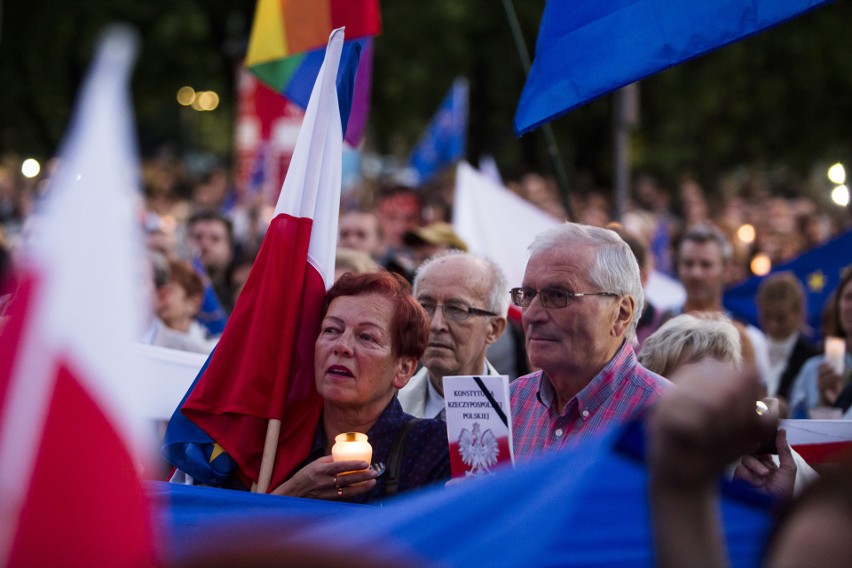 "Europo, nie odpuszczaj!" Protest w obronie sądów w Krakowie