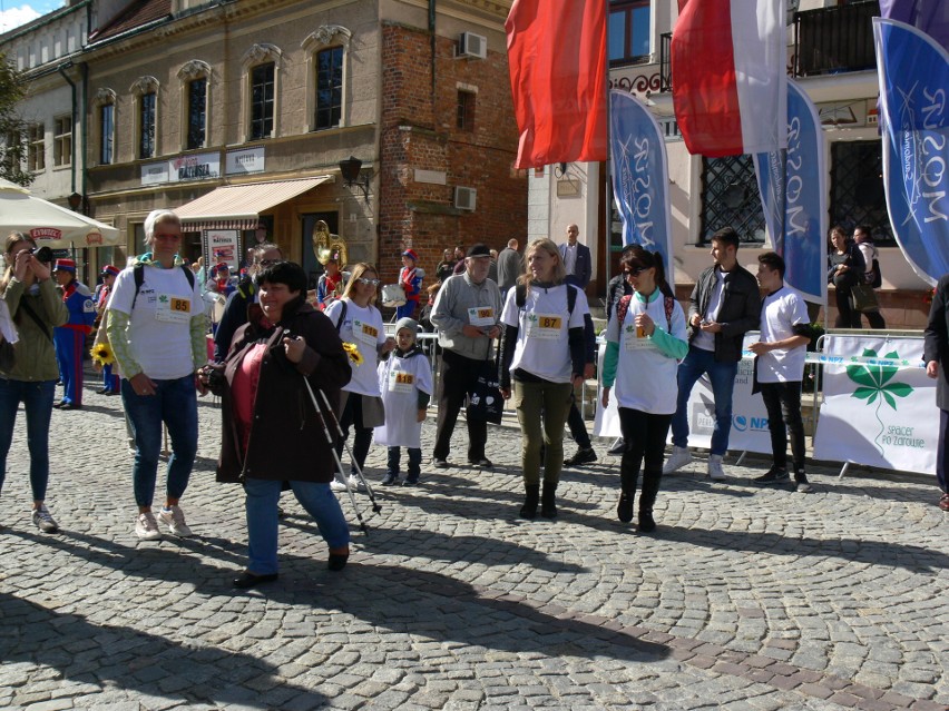 Mieszkańcy Sandomierza poszli spacerkiem po zdrowie. Na 30 minutowy spacer wybrało się 143 zawodników. 