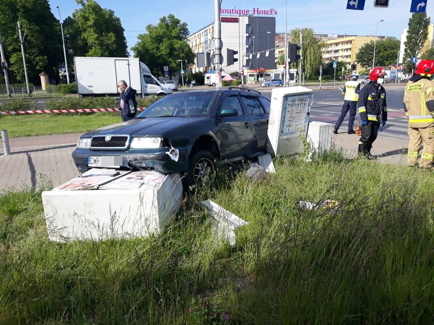 Wrocław: Wypadek na Legnickiej. Ukrainiec wjechał na czerwonym i staranował przejście