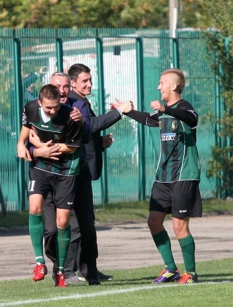 Piłkarze drugoligowej Stali Stalowa Wola (od lewej Damian Łanucha, kierownik zespołu Wojciech Nieradka, trener Mirosław Kalita i Mateusz Kantor) mieli powody do radości, zdobyli wreszcie pierwsze punkty na swoim stadionie w tym sezonie.