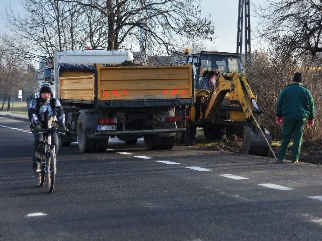 Przy fragmencie ulicy Sandomierskiej w Tarnobrzegu budowany jest jednak chodnik, choć jeszcze tydzień temu Kancelaria Prezydenta miasta Tarnobrzega uważała prace za zakończone.