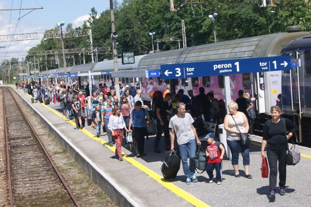 Pociągi do Zakopanego (na zdjęciu stacja w Zakopanem) są dziś pełne tylko w szczycie sezonu turystycznego. PKP chce, by podróżowali nimi turyści o każdej porze roku, stąd liczne inwestycje