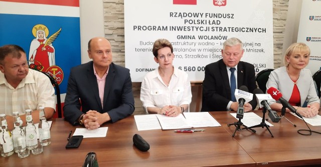 Od lewej: Krzysztof Prokopczyk, właściciel firmy "Promar" - wykonawcy inwestycji, poseł Andrzej Kosztowniak, Ewa Markowska - Bzducha, poseł Marek Suski, posłanka Anna Kwiecień.