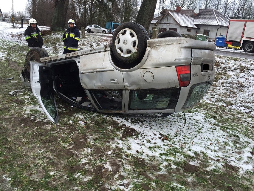 Wypadek w Modlimowie. Stracił panowanie i dachował [zdjęcia]