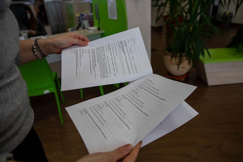MOPR przyjmuje wnioski o dodatki osłonowe. Tłumy na Klepackiej w Białymstoku (zdjęcia)