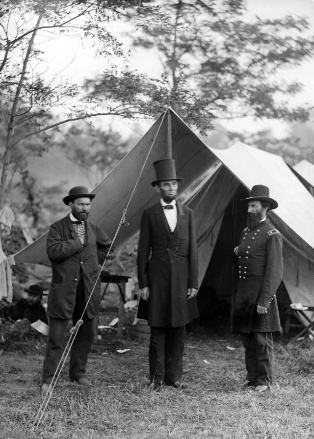 Allan Pinkerton (z lewej) w towarzystwie Abrahama Lincolna
