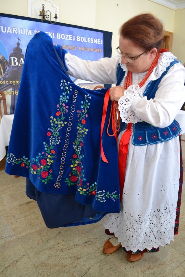 Jadwiga Jurasz wczoraj zaprezentowała efektowną sukienkę, jaką otrzyma figura Matki Bożej Bolesnej na sobotnią uroczystość