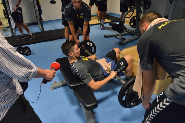 Deszczowa pogoda wygoniła piłkarzy ręcznych ze stadionu. Wtorkowy, poranny trening odbył się w hali, a jego druga część - w siłowni. Nasi wysłannicy do Arłamowa spędzają wtorek z ekipą mistrzów Polski. Zobacz zdjęcia.ZOBACZ VIDEO Z TRENINGU POZNAJ KIELECKIE WAGS – PIĘKNE ŻONY I PARTNERKI PIŁKARZY RĘCZNYCH [ZDJĘCIA] [B]POLECAMY RÓWNIEŻ:[/B][tabela][tr][td sz=300]  MARIUSZ JURASIK I GRZEGORZ TKACZYK POBIEGLI WŚRÓD GWIAZD [ZDJĘCIA][/td][/tr][/tabela] [reklama]	POLUB NAS NA FACEBOOKU. NAJWIĘCEJ INFORMACJI O ŚWIĘTOKRZYSKIEJ PIŁCE RĘCZNEJ NA:Handball Echo Dnia POLUB NAS NA FACEBOOKU. NAJWIĘCEJ INFORMACJI O ŚWIĘTOKRZYSKIM sporcie NA:Sport Echo Dnia[tabela][tr][td]Autor jest również na TwitterzeFollow@Pawel_Kotwica[/td][/tr][/tabela][tabela][tr][td]Obserwuj Handball Echo na TwitterzeFollow@Handball_Echo[/td][/tr][/tabela][tabela][tr][td]Obserwuj Sport Echo Dnia na TwitterzeFollow@Sport_Echo_Dnia[/td][/tr][/tabela]