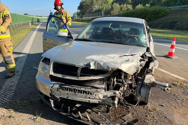 Wiele szczęścia miał kierowca, który po zderzeniu z barierkami na autostradzie wyszedł z tego bez szwanku.