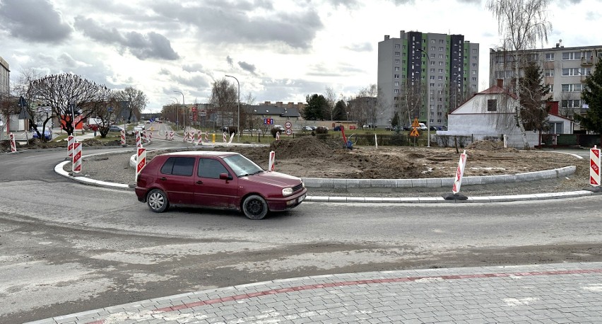 Totalna metamorfoza ulicy Marii Curie-Skłodowskiej w Tarnobrzegu. Pergole, parkingi i nowe rondo. Zobacz zdjęcia z budowy  