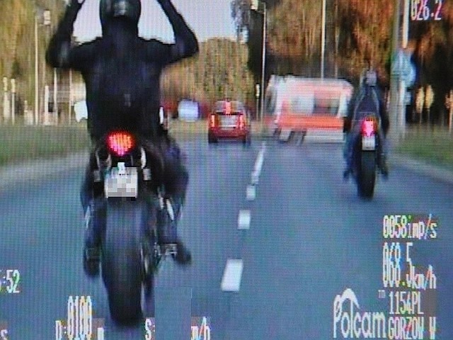 W Międzyrzeczu rozpędzony motocykl uderzył w osobowego volkswagena. Motocyklista stracił prawo jazdy i stanie przed sądem.