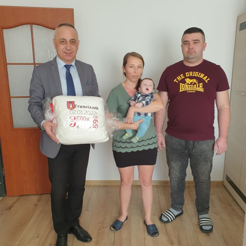 Burmistrz Nowego Miasta nad Pilicą odwiedził pierwsze urodzone w tym roku dziecko w gminie 