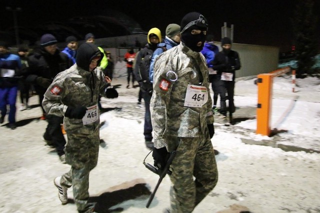 Ponad 700 osób pobiegło w nocnej dysze do maratonu