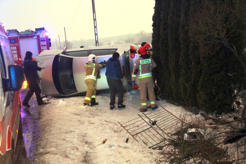 Wypadek w Woli Baranowskiej. Dachował samochód [ZDJĘCIA]