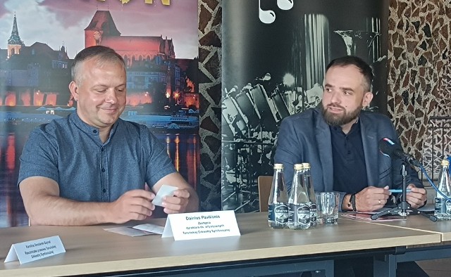 Na festiwal "Nova Muzyka i Architektura" zapraszają dyrektor Toruńskiej Orkiestry Symfonicznej Przemysław Kempiński (z prawej) i jego zastępca ds. artystycznych Dainius Pavilionis