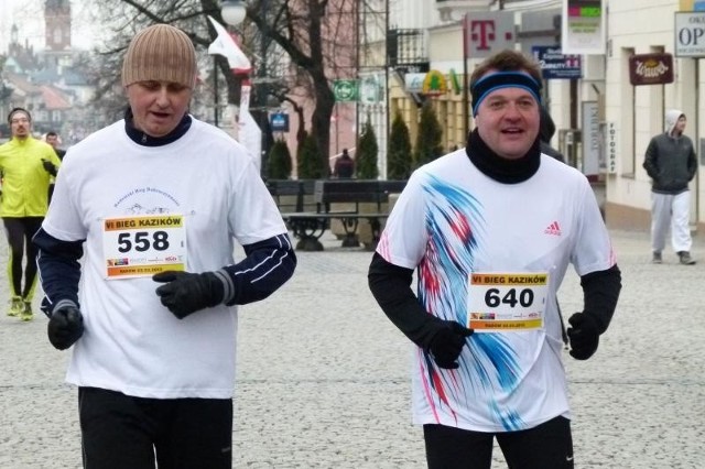 Artur Standowicz (z lewej), dyrektor kancelarii prezydenta miasta i poseł Radosław Witkowski (obok) mają już na koncie starty w biegach charytatywnych. Standowicz pobiegnie także w przyszłą niedzielę