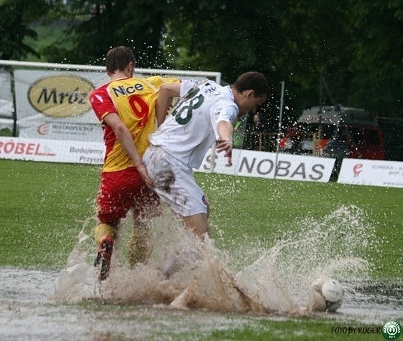 W ostatnim meczu z Wartą, Chałas (9) z kolegami musieli zmagać się z wielką wodą.
