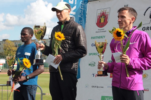 Pierwsza trójka zawodników - najlepsi w biegu głównym na 10 km: na najwyższym stopniu podium zdobywca 1. miejsca Mykoła Juchymczuk, na 2. miejscu (z lewej) Kenijczyk Francis Kioko Nzyoki a na 3. miejscu Mariusz Giżyński (WKS Grunwald Poznań). XXXV Międzynarodowe Biegi im. Bronisława Malinowskiego w Grudziądzu